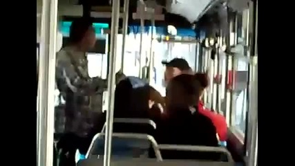 67 годишен човек пребива негър в автобус