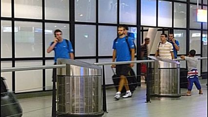 Националите се прибраха по нощите, пробват да забравят загубата и мислят за Германия