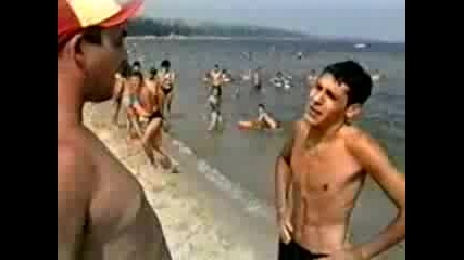 Тутурутка митничар плува в морето