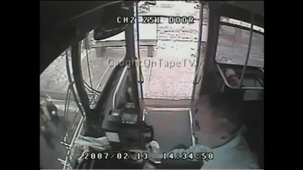 Автобусен шофьор със спасяващо бърза реакция!