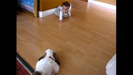 Бебе и кученце си играят