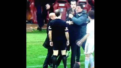 Помощник треньорът на Атлетико Мадрид скочи на бой на съдията в дербито с Реал