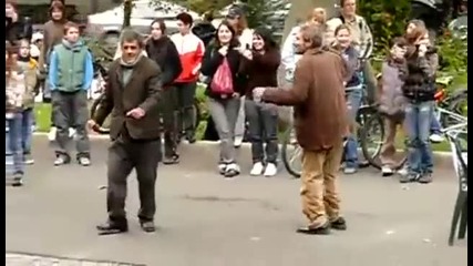 Така танцуват пияниците ..