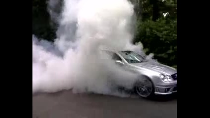 Луд пали гуми на Мерцедес Clk 63