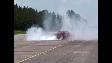 Bmw E30 insane Doughnuts and Burnouts 