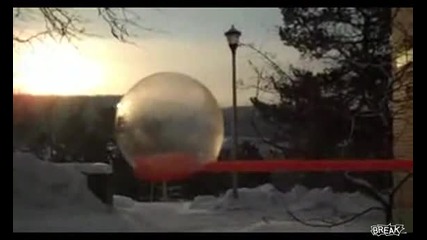 Жестоко замръзване на сапунено балонче 