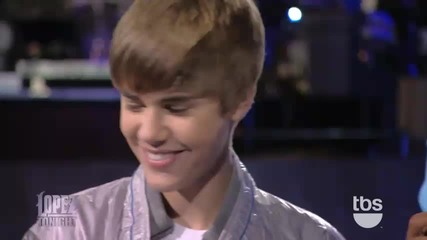 Justin Bieber сваля бабичка в Lopez Tonight - 15.02.2011 