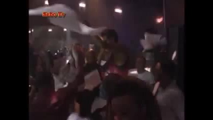Азис удря мъж в брюкселска дискотека