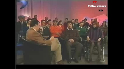 Водещ се превива от смях на сълзливо предаване 