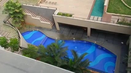 Момче прави щур рискован скок от покрива на хотел в басейн и успя!