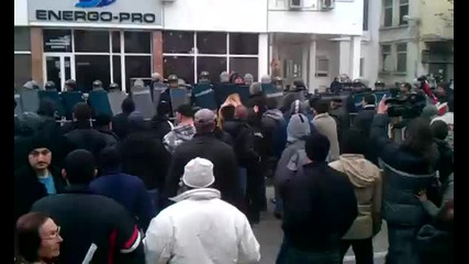 Цивилни полицаи сред тълпата на протеста във Варна