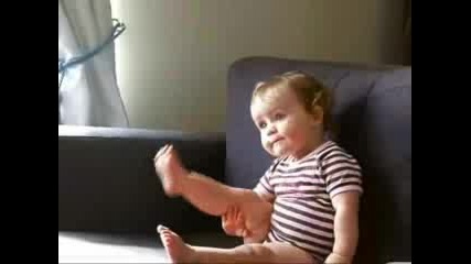 Бебе Момиченце Танцува
