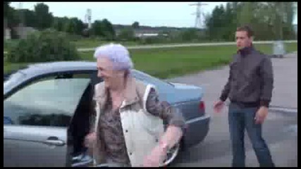 Бабка краде Bmw и върти гуми яко 