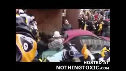 Смях Пиян мъж се прави на катерач 