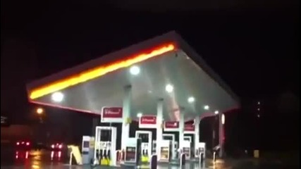 Буря събаря бензиностанция