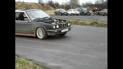 Малък дефект на Bmw E30 335!!така става от много Burnout 