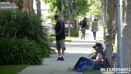 Социален експеримент с $1 и бездомник - Ще дадат ли минувачите долара на човека?
