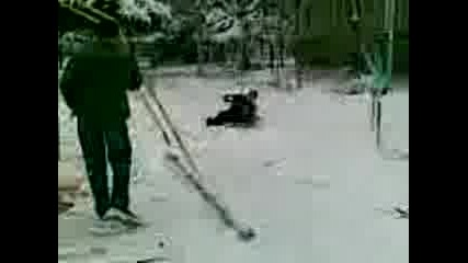 Луд Скача На Снега