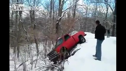Камион се опитва да изтегли друг камион от снежна канавка