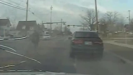 Видео – Мъж с Калашник излиза от колата и започва да стреля по полицаите