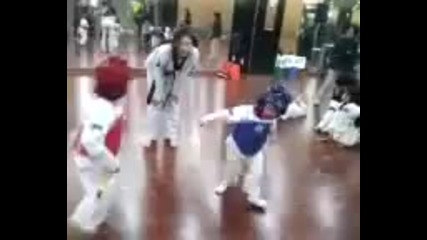 Най-смешният бой между хлапета на турнир по таекуондо