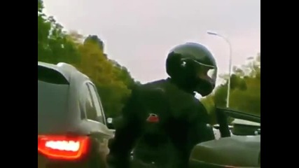 Шофьор засича моторист с вратата на колата си