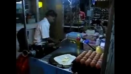 Индиец прави палачинки със страхотна бързина и прецизност!