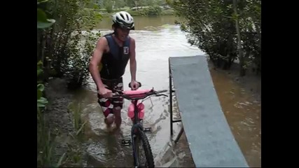Скок с колело във вода 