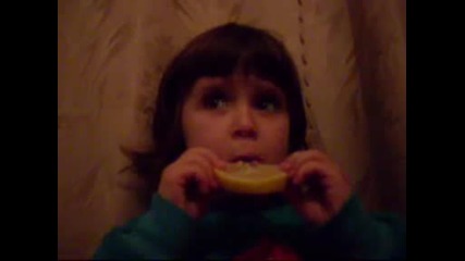 Смях - дете яде лимон 