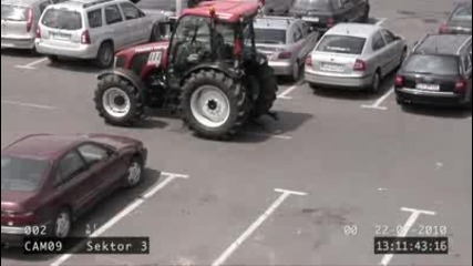 Маце паркира трактора си Смях !