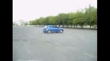 rojo con su clio sport (mi ni haciendo un drift 1