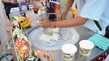 Как се прави сладолед на улицата в Тайланд