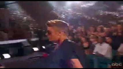 Майли връчва награда на Джъстин! Justin Bieber Award Best Male Artist 2013 Billboard Music Awards