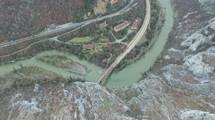Полет над скалните феномени в района на село Лютиброд и край Черепишки манастир заснети с дрон