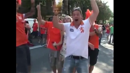 Холандски фенове се гаврят с репортерка (смях)