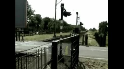 Кола на косъм от влак 