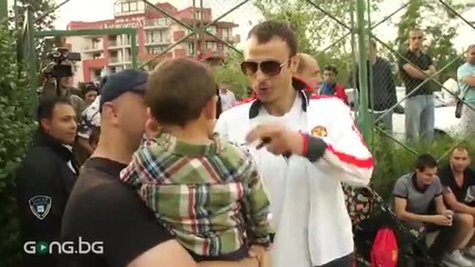 Berbatov and very young fans in Bulgaria sea, june 2011