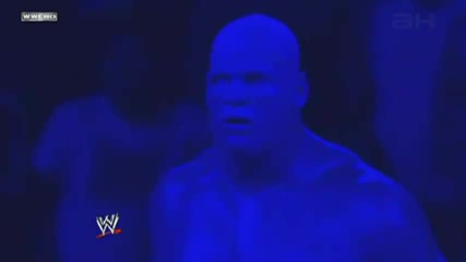 Гробаря излиза из под ринга на Разбиване и вкарва Кейн в ада !!!