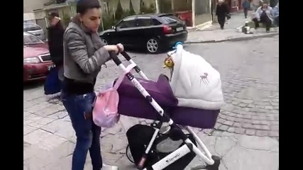 Опасен експеримент: Майка с количка в центъра на Пловдив