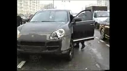 Руски полицаи арестуват грешните хора, после правилните 