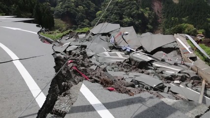 Япония: Осем изчезнали след пропадане на на магистрала