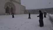 Монаси в битка със снежни топки в Италия