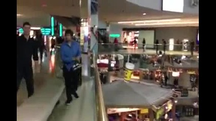 Момче скача във фонтан в търговски център