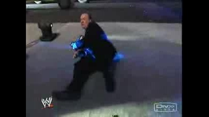 Undertaker Хвърля Светкавица На Ринга!