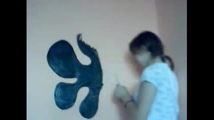 Бебо си рисува стаята