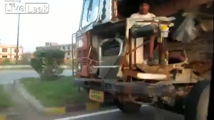Ето как се кара камион в Индия