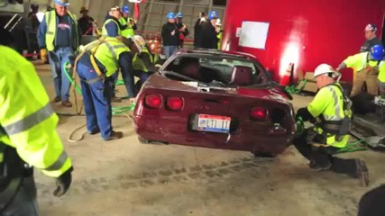 Евакуиране на " Ruby " 40-то юбилейно издание от ямата в музеят на " Chevrolet Corvette "