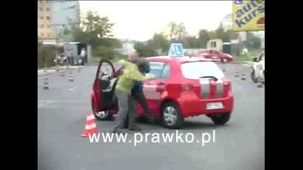 Луд Авто Инструктор изхвърля от колата ученика си и го размазва от бой! Уби му мерака да става шофьо