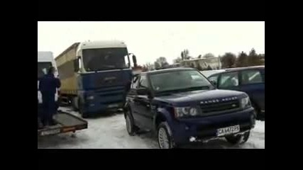 Смях! Range Rover Sport тегли камион!