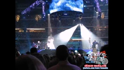 Уникалното изпълнение на Jordin Sparks заедно с Jonas Brothers - Battlefield на живо 